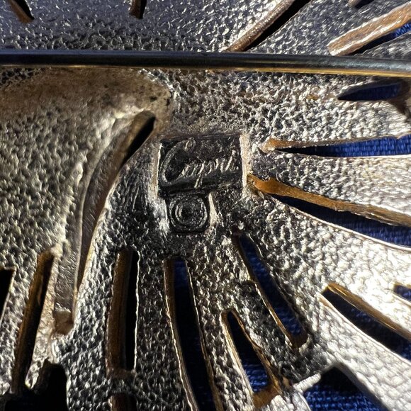 Capri Vintage Gold Tone Brooch With Faux Pearl - Picture 3 of 3